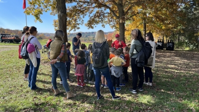 school group at Jones Family Farms