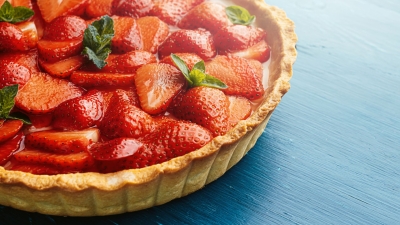 Fresh Strawberry Pie in a glass pie dish